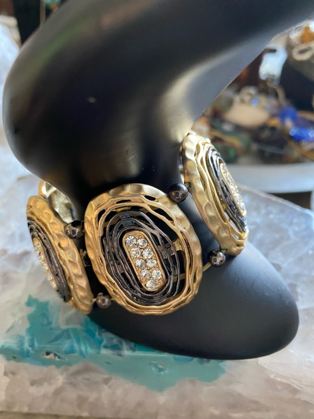 ✨ Vintage‑Inspired Statement Bracelet – Gold & Crystal Links